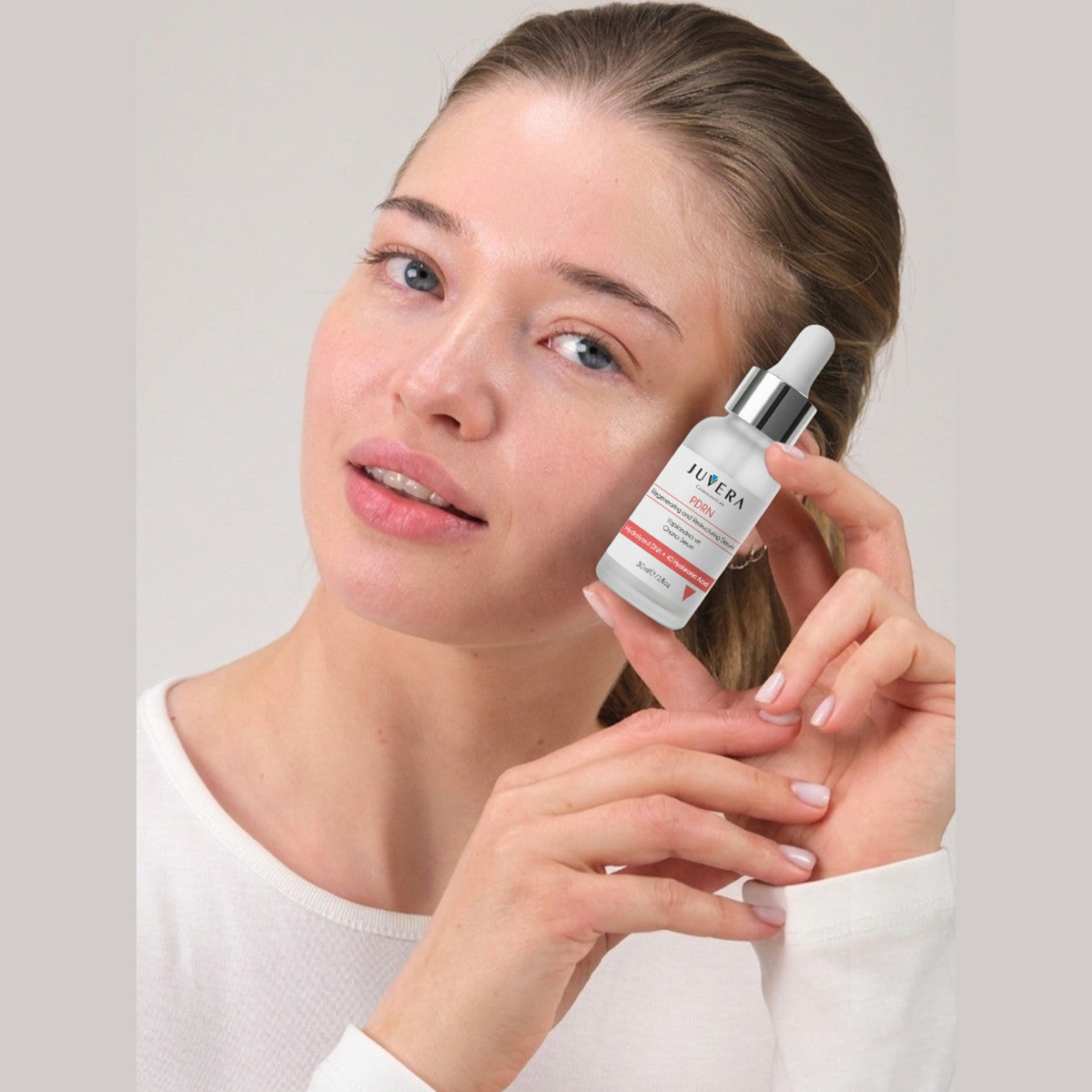Frau mit JUVERA PDRN Serum im Gesicht
