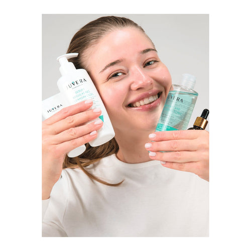 Frau mit JUVERA Sebum Regulating Cleansing Gel und Tonikum