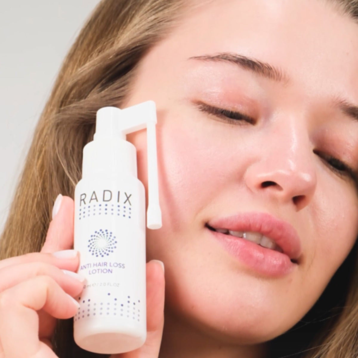 Frau mit RADIX Anti Hair Loss Lotion